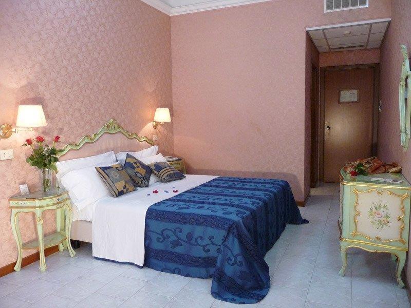 Romulus Hotel